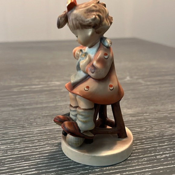 Vintage M.I. Hummel # 133 Mother’s Helper figurine. TMK 3 1960’s - Picture 4 of 8